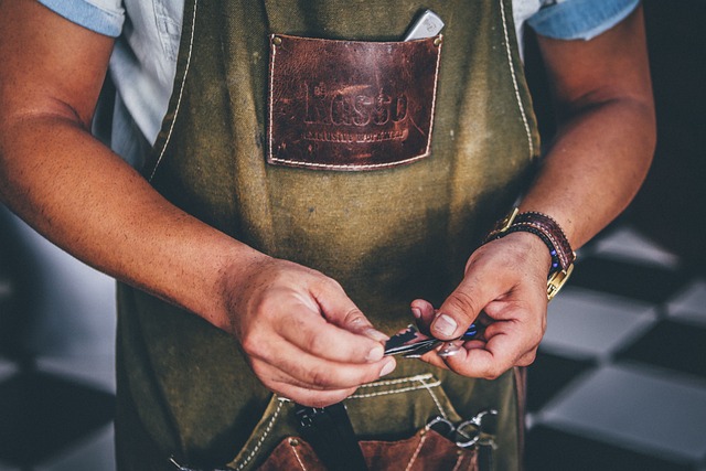 De veelzijdigheid van een leren schort: van keuken tot werkplaats